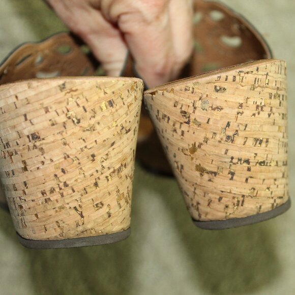 Clarks Women's 6.5 Brown Laser Cut Leather Cork Wedge Thong Sandals - Picture 6 of 6